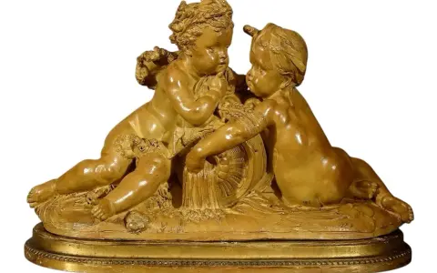 Sculpture en terre cuite d'une carrier-belleuse, deux angelots jouant avec une roue ornée de guirlandes.