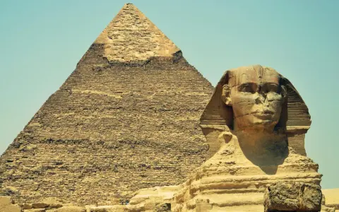 Die Große Sphinx von Gizeh und die Pyramide. Die Sphinx bedeutungsvoll, ein Wächter der Geheimnisse Ägyptens.