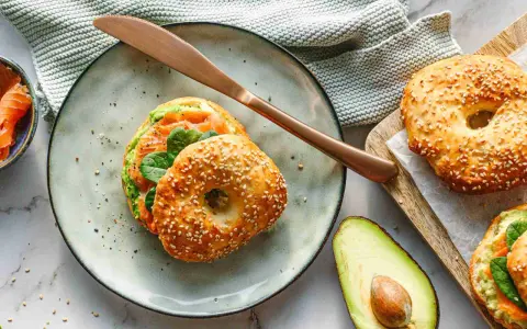 Ein leckeres Protein Bagel Rezept mit Lachs, Avocado und Spinat. Perfekt für ein gesundes Frühstück oder Mittagessen.