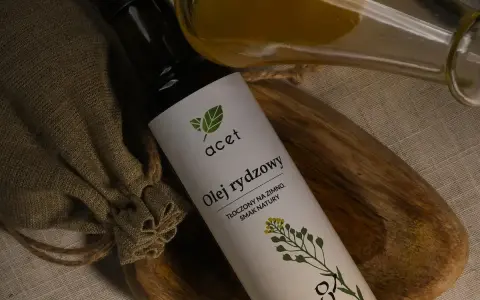 Butelka oleju rydzowego, obok lnianego woreczka. Zastanawiasz się nad olejem rydzowym przeciwwskazania? Sprawdź informacje.