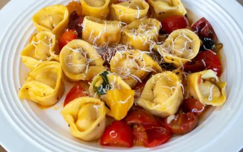 Pyszne tortellini z pomidorkami i parmezanem. Czy to ravioli czy tortellini? Trudno odróżnić, ale smakują wybornie!