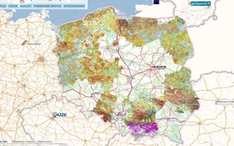 Mapa Polski z danymi z geoportal.gov.pl. Widoczne miasta: Warszawa, Wrocław, Gdańsk. Kolorowe plamy wskazują różne typy pokrycia terenu.