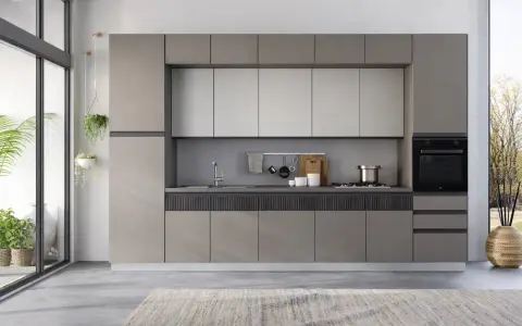 Cucina zen con mobili lineari, piano in quarzo, elettrodomestici integrati e piante che creano un'atmosfera rilassante.