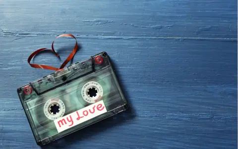 Taśma magnetofonowa uformowana w serce, z napisem "my Love" na etykiecie. Jedna z najbardziej poszukiwanych kaset magnetofonowych.