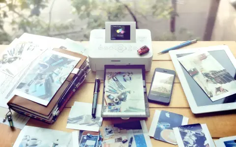 Drukarka Canon Selphy drukuje zdjęcia na papierze fotograficznym. Idealny papier fotograficzny do drukarki atramentowej znajdziesz w zestawie z drukarką.