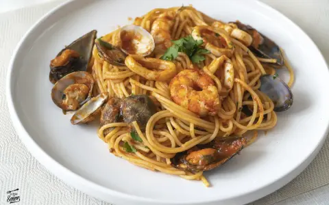 Espaguetis a la marinera con gambas, mejillones, calamares y almejas, todo bañado en una rica salsa de tomate.