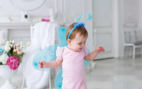 Kleines Mädchen mit Schmetterlingsflügeln und einem Diadem, wie ein kleiner Elfenname weiblich.