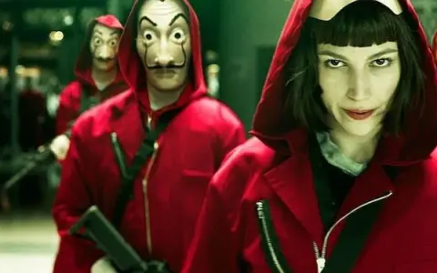 Personajes de **bso la casa de papel** con monos rojos y máscaras de Dalí, listos para la acción.