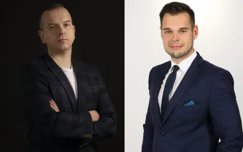 Dwaj mężczyźni w garniturach, jeden na ciemnym tle, drugi na jasnym.