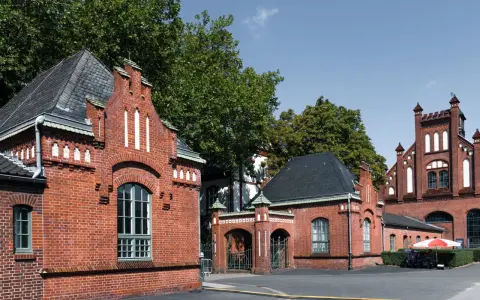 Ceglana architektura Sopotu, z charakterystycznymi detalami i bramą.