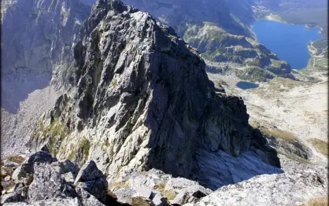 Szczyty Tatr Wysokich, widok na Morskie Oko. Trasa Orla Perć ma ok. 4,5 km, ale jej pokonanie zajmuje wiele godzin.