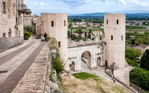 Porta Romana a Perugia, un'antica porta cittadina con torri medievali, perfetta per esplorare Perugia e dintorni in 3 giorni.