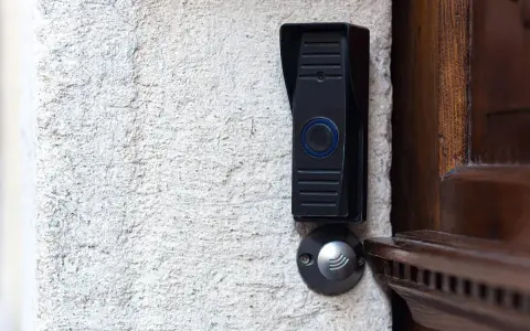 Sonnette moderne sur mur texturé, prête pour la réparation. Que ce soit pour un locataire ou un propriétaire, une sonnette fonctionnelle est essentielle.
