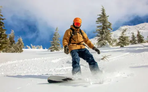 Tu escapada invernal en España: Sol, nieve, cultura y ahorro