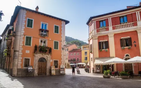 Piazza Arduini a Tagliacozzo, con palazzi colorati e scorci suggestivi. Cosa vedere in questo borgo incantevole.