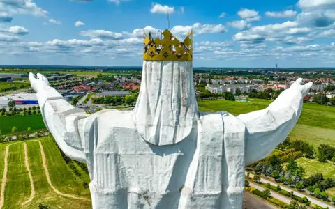 Pomnik Chrystusa Króla w Świebodzinie, jedna z największych atrakcji regionu, góruje nad miastem.