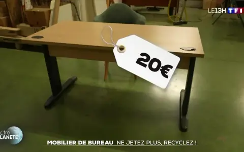 Bureau en bois avec étiquette "20€", promouvant le recyclage mobilier de bureau.