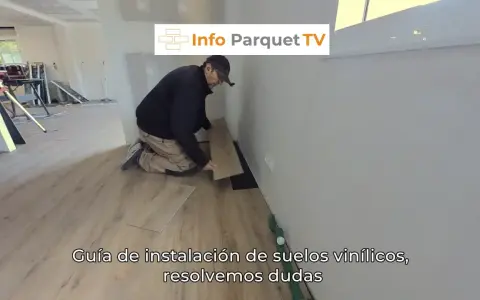 Hombre instalando suelo vinílico, paso a paso. Guía práctica para poner suelo vinílico en casa.