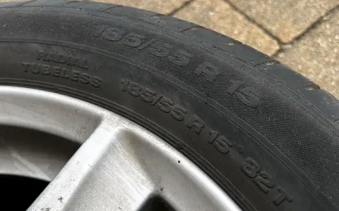 Oznaczenie opon 185/55 R 15. Widoczna jest też informacja "RADIAL TUBELESS" oraz indeks nośności i prędkości 82T.