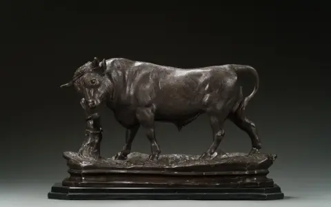 Sculpture en bronze d'un taureau puissant, œuvre de Charles Valton, se tenant sur un socle rocheux.