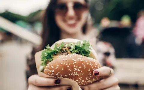 Hamburger: Ile ma kalorii? Fast-food vs. fit wersja wybierz mądrze!