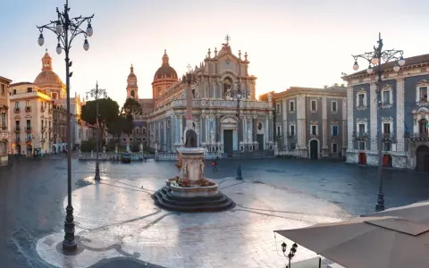 Piazza del Duomo w Katanii o wschodzie słońca. Czy w Katanii jest bezpiecznie? Tak, plac wygląda na spokojny i pusty.