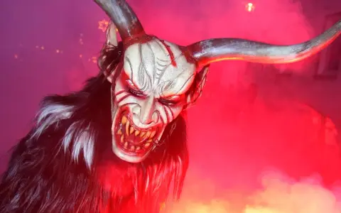 Gruselige Maske eines Teufels mit Hörnern und Fell, die an eine düstere Figur aus der Bibel erinnert.