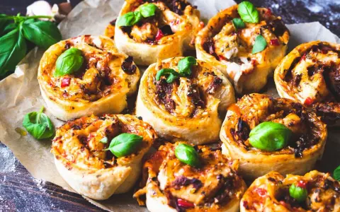 Läckra pizzabullar med kyckling och paprika, perfekta för ett snabbt och enkelt pizzabullar recept. Garnerade med färsk basilika.