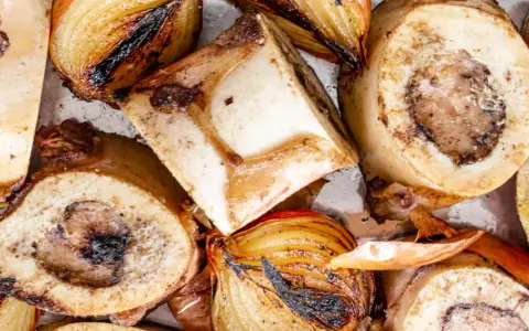 Gegrillte Rinderknochen mit karamellisierten Zwiebeln, bereit zum Rindfleisch kochen.