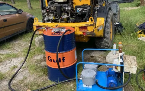 Jak sprawdzić poziom oleju hydraulicznego w koparce, aby uniknąć awarii