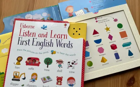Książka "Listen and Learn First English Words" zachęca do nauki przez zabawę. Dzieci mogą naciskać obrazki, by usłyszeć angielskie słowa, co ułatwia czytanie książek po angielsku.