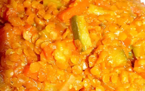 Un plat réconfortant de lentilles corail mijotées avec des carottes et des courgettes, une explosion de saveurs et de couleurs.
