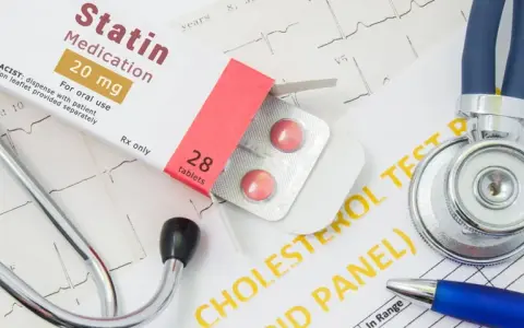Czy leki na cholesterol są szkodliwe? Odkryj prawdę o statynach