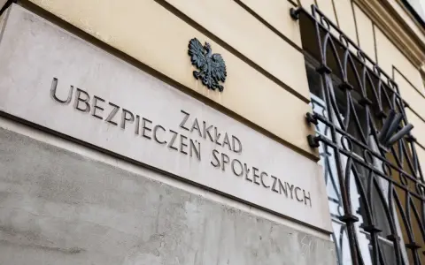 Tablica z napisem "Zakład Ubezpieczeń Społecznych" i godłem Polski. Zastanawiasz się, jak urlop bezpłatny wpływa na ZUS?