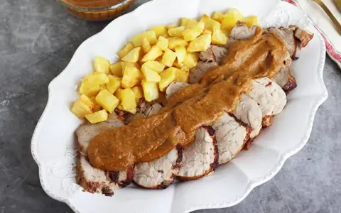 Delicioso solomillo a la cerveza, jugoso y tierno, acompañado de patatas fritas crujientes. Un plato principal que conquista paladares.