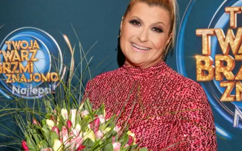 Małgorzata Szudarska Kuszewska z bukietem tulipanów na tle logo "Twoja twarz brzmi znajomo".