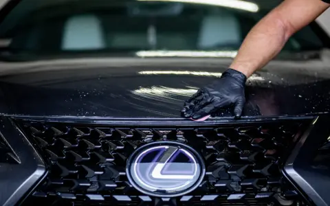 Jak woskować auto na myjni? Poradnik idealnego połysku i ochrony