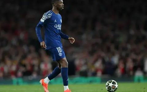 Piłkarz PSG z numerem 10, Ousmane Dembélé, w akcji. Miejmy nadzieję, że to nie kolejna **dembele kontuzja**.