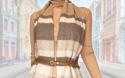 Modello che mostra come indossare una sciarpa grande a righe, abbinata a un dolcevita e una cintura sottile, con uno sfondo di edifici colorati.