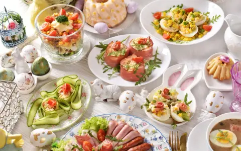 Wielkanocne potrawy: jajka faszerowane, roladki z szynki, sałatki, babka, kiełbaski i żurek.