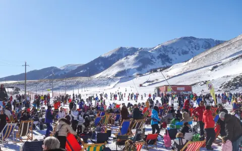 Folla di sciatori e turisti a Roccaraso, godendosi la splendida giornata di sole e l'alta altitudine.