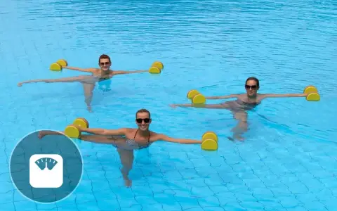 Trois femmes souriantes font un exercice aquagym dans une piscine, tenant des haltères flottants jaunes pour un entraînement tonique.