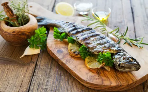 Grillowana ryba z cytryną i czosnkiem, idealna na obiad. Czosnek na jakie ryby? Na każdą, która lubi aromatyczne dodatki!