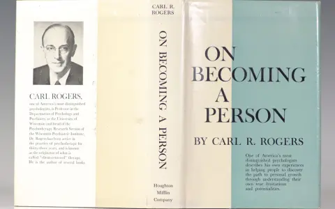 Okładka książki "On Becoming a Person" Carla R. Rogersa. Psycholog opisuje swoje doświadczenia w pomaganiu ludziom w rozwoju.