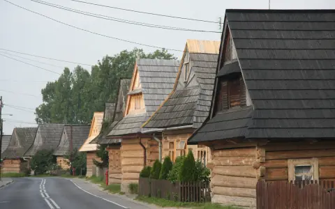 Drewniane domy w Chochołowie, z charakterystycznymi dachami krytymi gontem. Wspaniałe atrakcje Podhala, zachwycające tradycyjną architekturą.