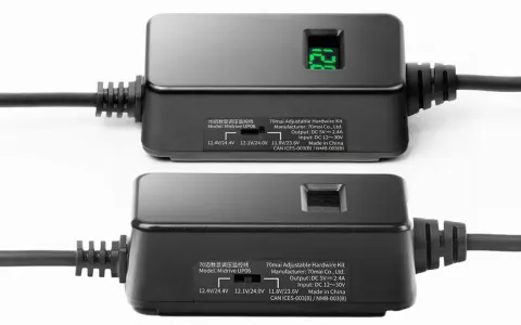 Zestaw 70mai hardwire kit jak podłączyć. Dwa moduły z wyświetlaczem LED i oznaczeniami technicznymi.