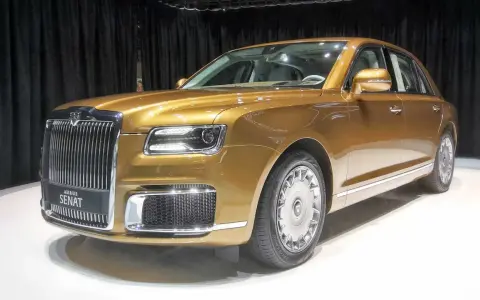 Goldener Aurus Senat S600, ein luxuriöses Fahrzeug, dessen Preis für Kenner von Interesse ist.