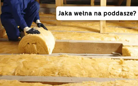 Ocieplanie poddasza najlepszą wełną mineralną. Pracownik układa rolkę izolacji.