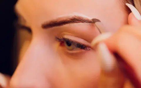 Henna rozjaśnia brwi? Mit! Skuteczne i bezpieczne metody