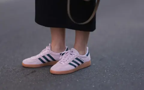 Różowe adidasy Spezial z granatowymi paskami i brązową podeszwą. Czy 29 cm to rozmiar buta, który pasuje do tej stylizacji?